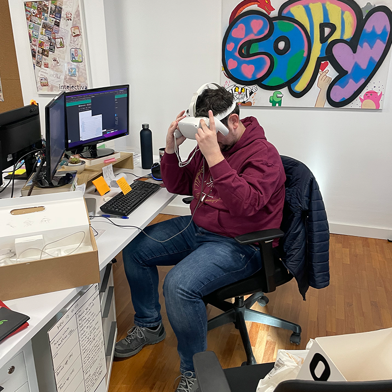Testeando un videojuego desarrollado para las Oculus VR de Amazon en la oficina.